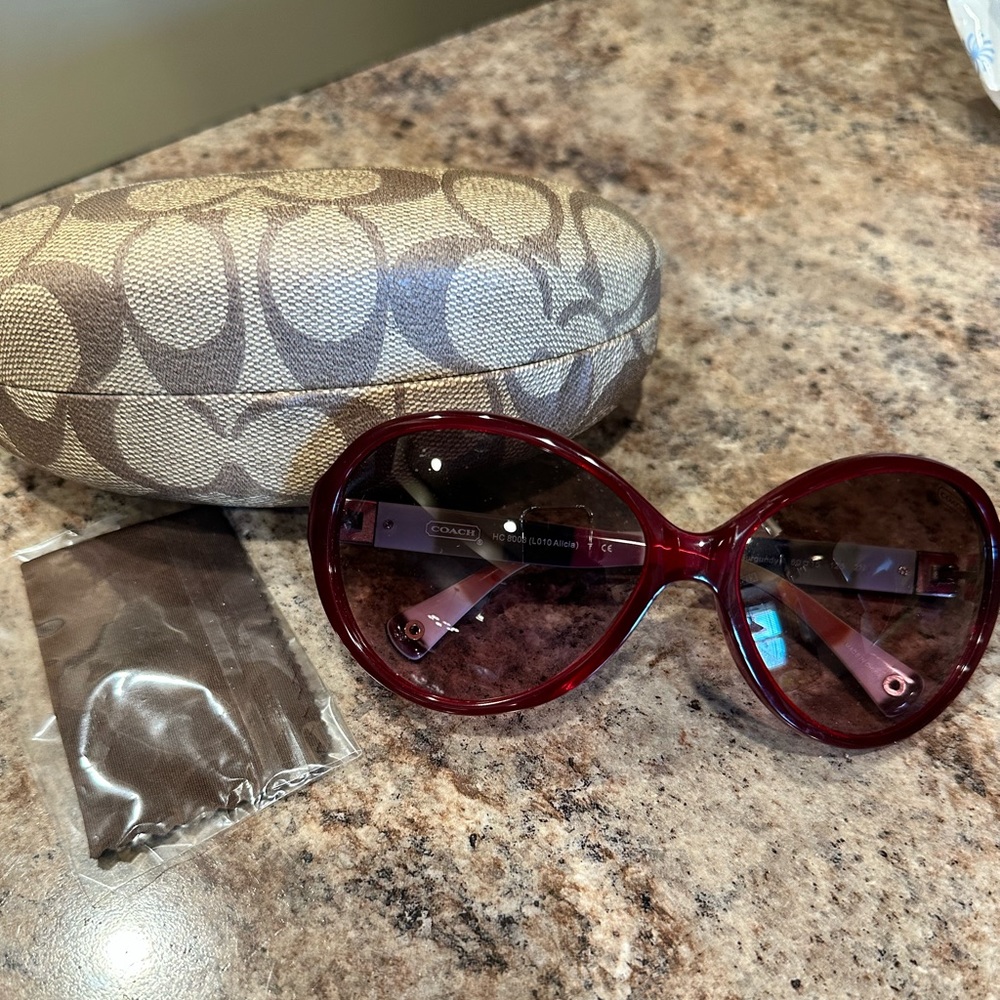 Coach HC8008(L010 Alicia) Red Sunglasses